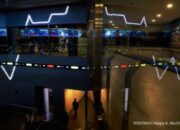 Grafik pergerakan Indeks Harga Saham Gabungan di layar monitor bursa efek