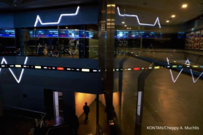 Grafik pergerakan Indeks Harga Saham Gabungan di layar monitor bursa efek