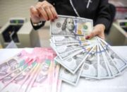 Grafik pergerakan nilai tukar rupiah terhadap dolar AS di layar monitor perdagangan