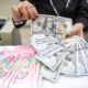 Ilustrasi mata uang rupiah Indonesia dengan latar belakang simbol dolar Amerika Serikat