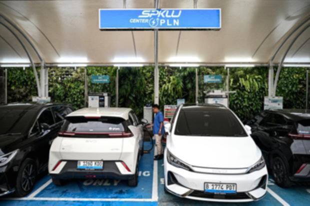 Deretan mobil listrik yang terparkir di area pengisian daya di Jakarta