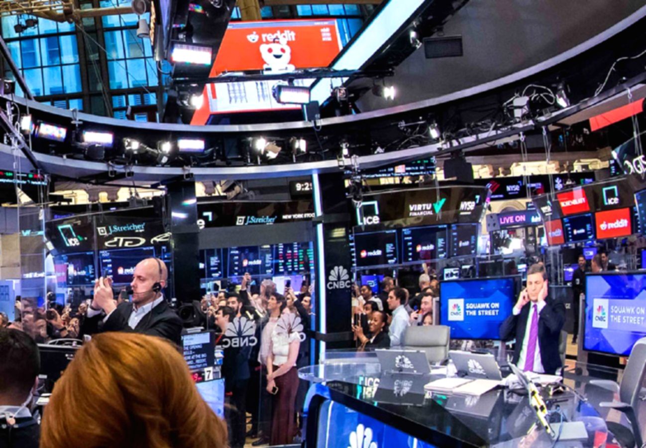 Layar monitor menampilkan grafik pergerakan indeks saham Wall Street yang sedang menguat