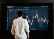 Layar monitor menampilkan grafik pergerakan harga saham dan data fundamental perusahaan di bursa efek