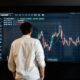 Layar monitor menampilkan grafik pergerakan harga saham dan data fundamental perusahaan di bursa efek