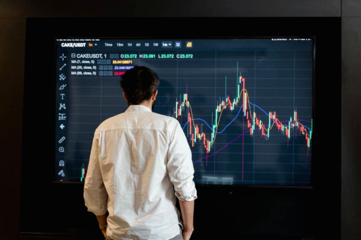 Layar monitor menampilkan grafik pergerakan harga saham dan data fundamental perusahaan di bursa efek