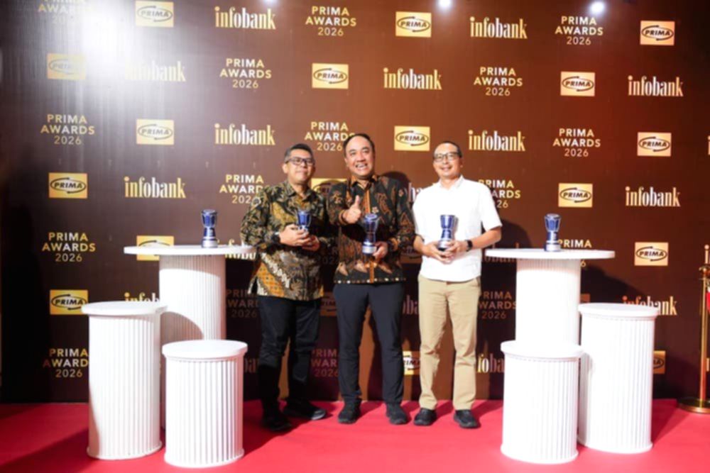Perwakilan bank bjb menerima lima penghargaan Titanium Awards dalam ajang PRIMA Awards 2026.