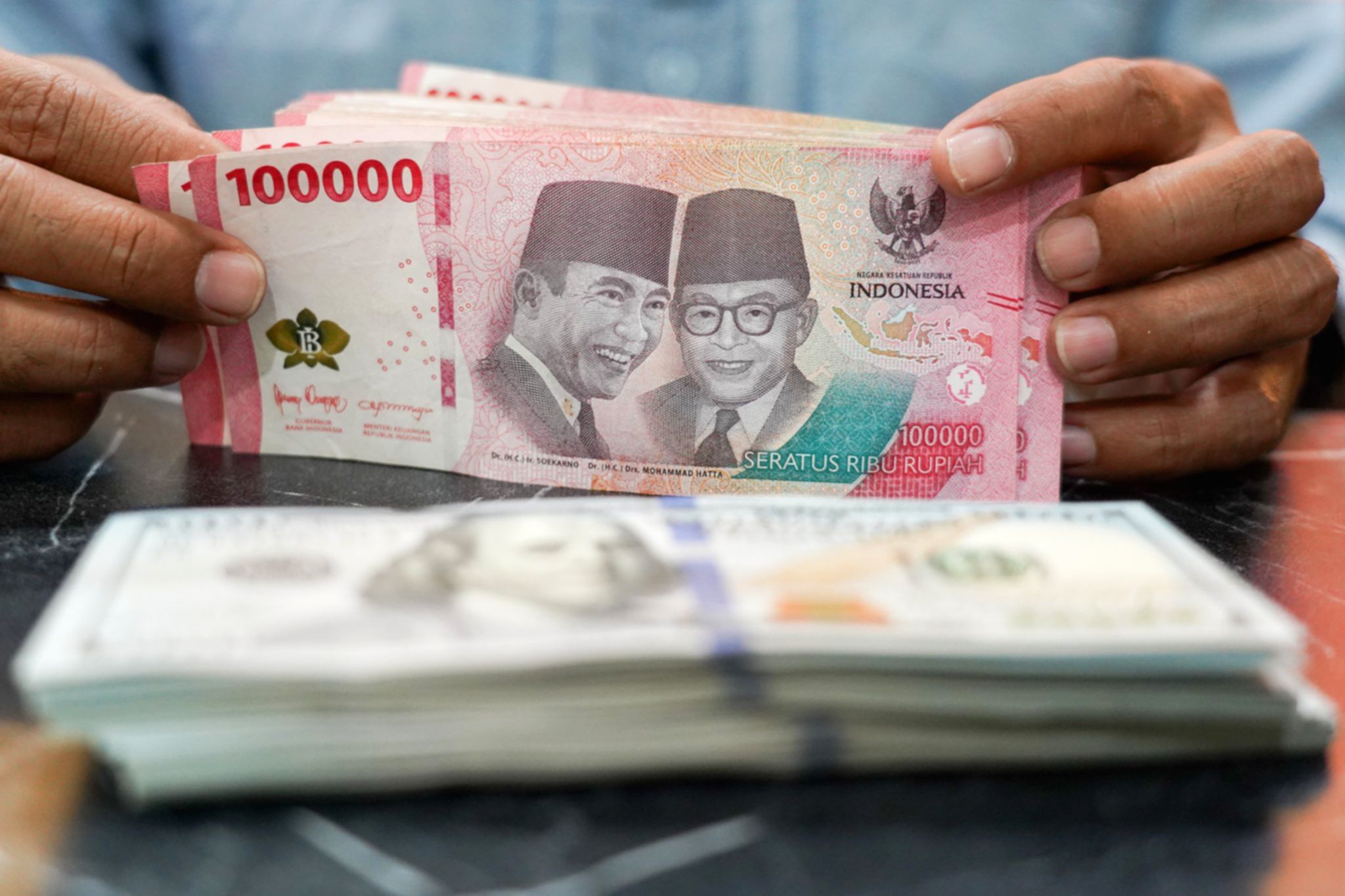 Grafik pergerakan nilai tukar mata uang Rupiah terhadap Dolar AS di layar monitor.