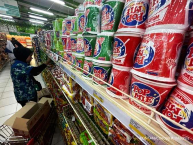 Logo PT Indofood Sukses Makmur Tbk terpampang di kantor pusat perusahaan.