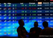 Grafik pergerakan Indeks Harga Saham Gabungan di layar monitor bursa efek