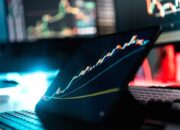Papan layar elektronik menampilkan grafik pergerakan indeks saham KOSPI di Bursa Efek Korea.