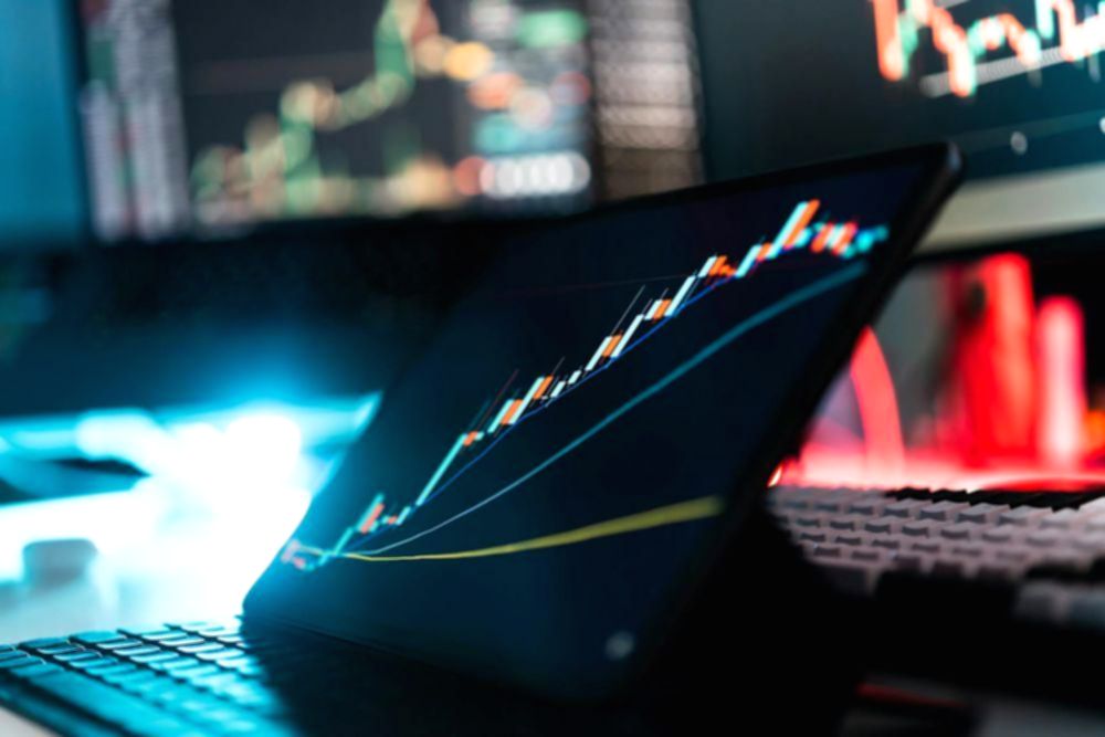 Papan layar elektronik menampilkan grafik pergerakan indeks saham KOSPI di Bursa Efek Korea.