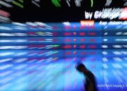 Tampilan grafik pergerakan Indeks Harga Saham Gabungan di layar monitor bursa efek