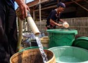 Menteri Lingkungan Hidup Jumhur Hidayat saat memberikan keterangan mengenai aturan panen air tanah di Jakarta.