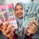 Pecahan uang kertas rupiah dengan latar belakang grafik pasar keuangan yang menurun