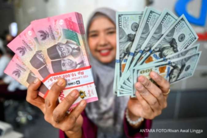 Pecahan uang kertas rupiah dengan latar belakang grafik pasar keuangan yang menurun