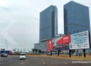 Papan nama PT Pantai Indah Kapuk Dua Tbk (PANI) di kawasan pengembangan properti PIK2.