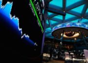 Grafik pergerakan Indeks Harga Saham Gabungan di layar monitor bursa efek