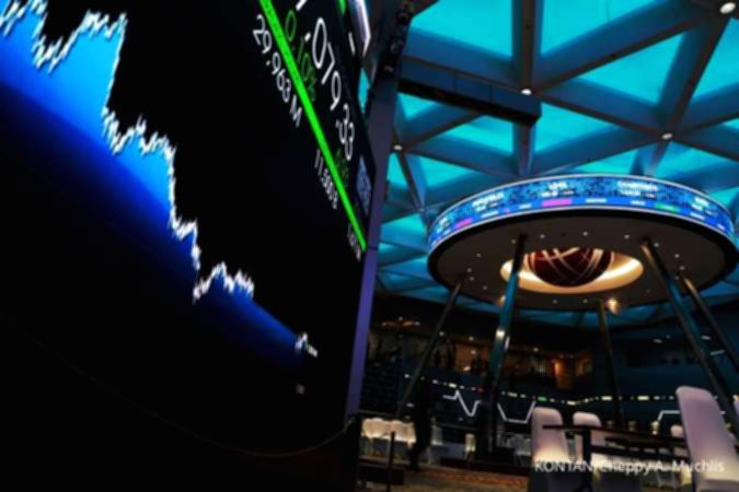 Grafik pergerakan Indeks Harga Saham Gabungan di layar monitor bursa efek