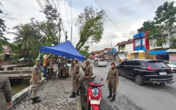 Satpol PP Padang Tertibkan Lapak Pedagang di Trotoar Alai