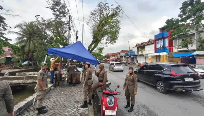 Satpol PP Padang Tertibkan Lapak Pedagang di Trotoar Alai