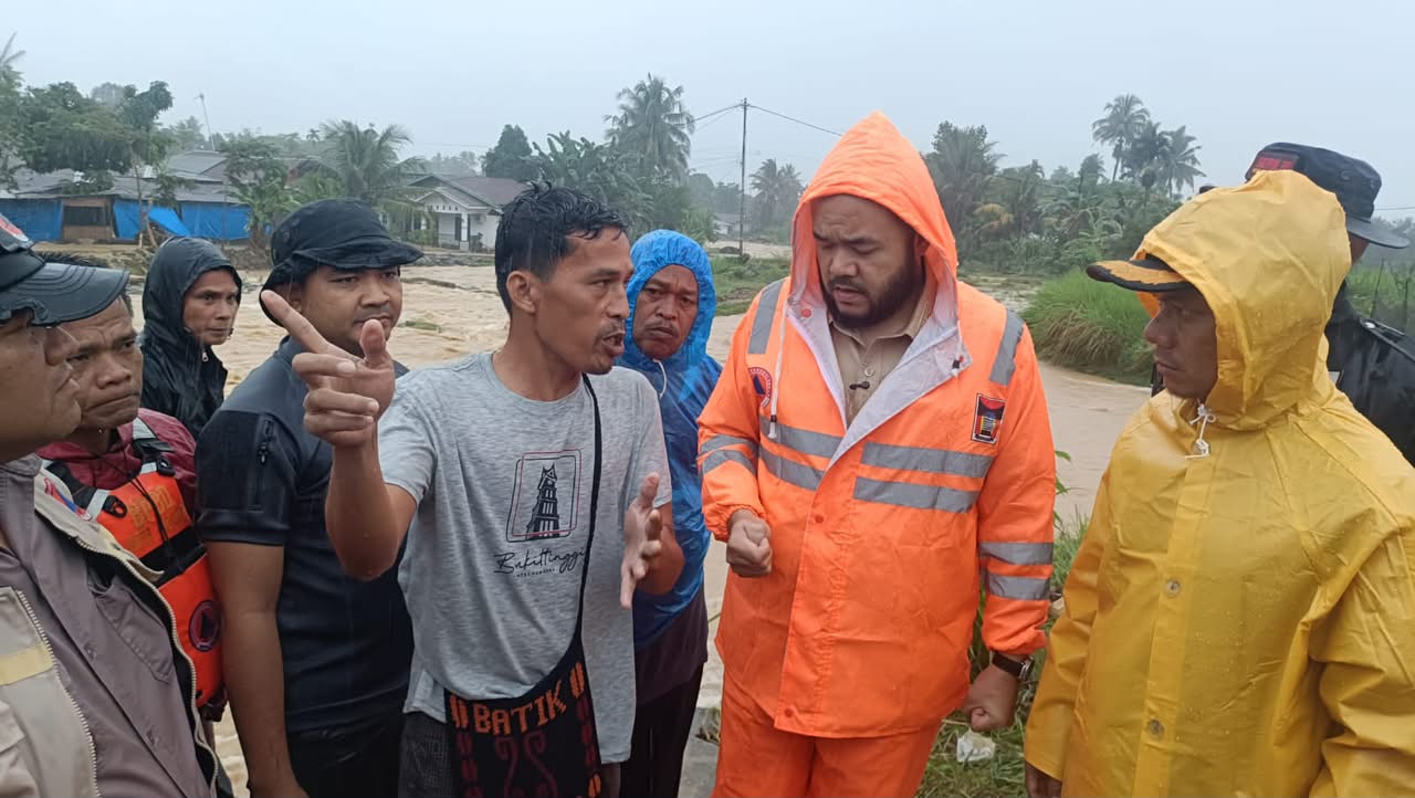 wali-kota-padang-fadly-amran-tinjau-banjir-di-guo-kuranji 