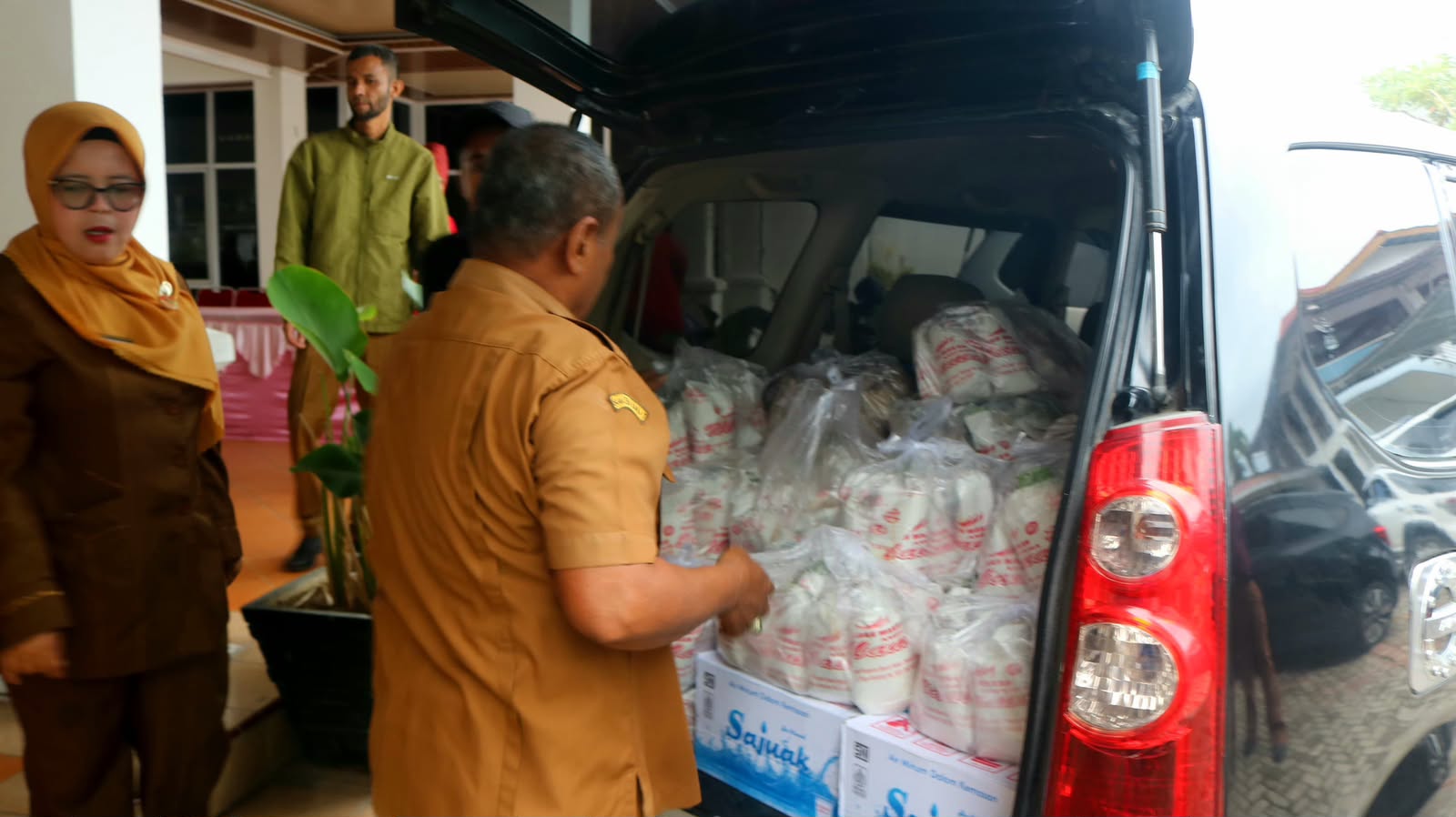 pemko-padang-distribusikan-logistik-untuk-korban-bencana-banjir