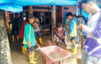 Pemkot Padang Kerahkan Tim Bersihkan Sisa Lumpur Pasca Banjir
