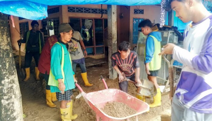 Pemkot Padang Kerahkan Tim Bersihkan Sisa Lumpur Pasca Banjir