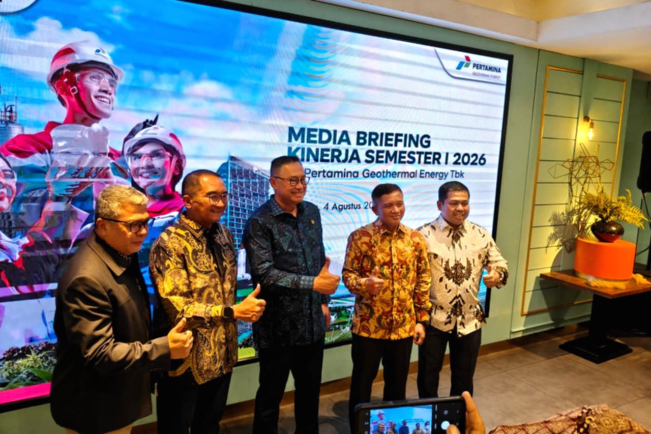 Direktur Keuangan Pertamina Geothermal Energy, Fransetya Hasudungan Hutabarat, saat memaparkan kinerja perusahaan di Jakarta.
