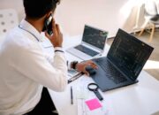 Seorang investor sedang menganalisis grafik pergerakan harga saham di laptop untuk menentukan nilai wajar investasi