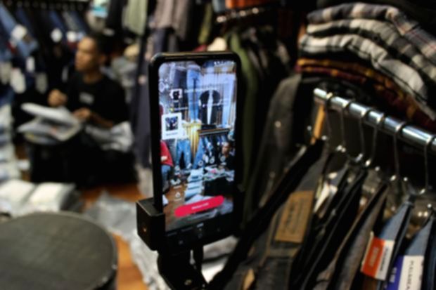 Tampilan antarmuka aplikasi TikTok Shop di layar ponsel pintar dengan latar belakang grafik pertumbuhan ekonomi