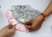 Grafik pergerakan pasar obligasi dan instrumen keuangan global di layar monitor