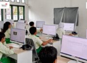 Siswa menggunakan perangkat digital untuk mengakses platform pendidikan PIJAR dari Telkom Indonesia.