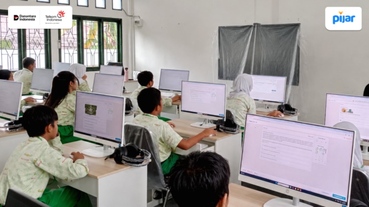 Siswa menggunakan perangkat digital untuk mengakses platform pendidikan PIJAR dari Telkom Indonesia.