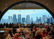 Ekonom Bank Danamon Hosiana E. Situmorang saat memberikan keterangan pers di Parapat, Sumatra Utara.