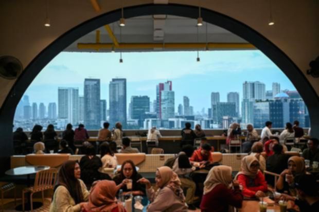 Ekonom Bank Danamon Hosiana E. Situmorang saat memberikan keterangan pers di Parapat, Sumatra Utara.