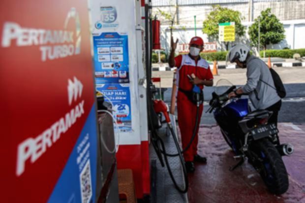 Sejumlah dispenser pengisian bahan bakar minyak di SPBU Pertamina yang melayani kendaraan bermotor