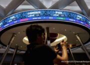Grafik pergerakan Indeks Harga Saham Gabungan di layar monitor bursa efek
