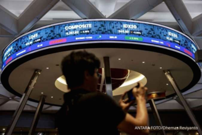Grafik pergerakan Indeks Harga Saham Gabungan di layar monitor bursa efek