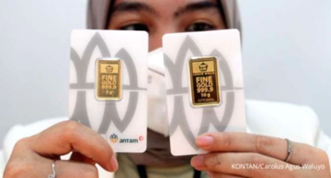 Batangan emas Antam dengan logo Logam Mulia yang disusun rapi