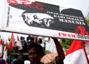 Menteri Lingkungan Hidup Mohammad Jumhur Hidayat memberikan materi dalam pelatihan sertifikasi lingkungan bagi hakim di Bogor