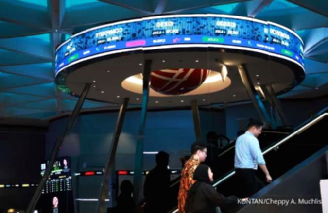 Logo Bursa Efek Indonesia di gedung bursa dengan suasana area perkantoran Jakarta