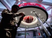 Tampilan layar monitor yang menunjukkan pergerakan grafik Indeks Harga Saham Gabungan di Bursa Efek Indonesia