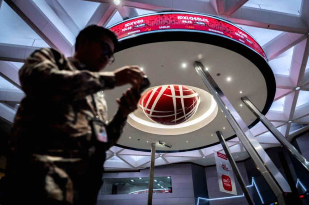 Tampilan layar monitor yang menunjukkan pergerakan grafik Indeks Harga Saham Gabungan di Bursa Efek Indonesia
