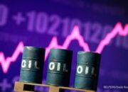 Grafik pergerakan harga minyak mentah dunia di layar monitor saat ketegangan geopolitik di Selat Hormuz meningkat.